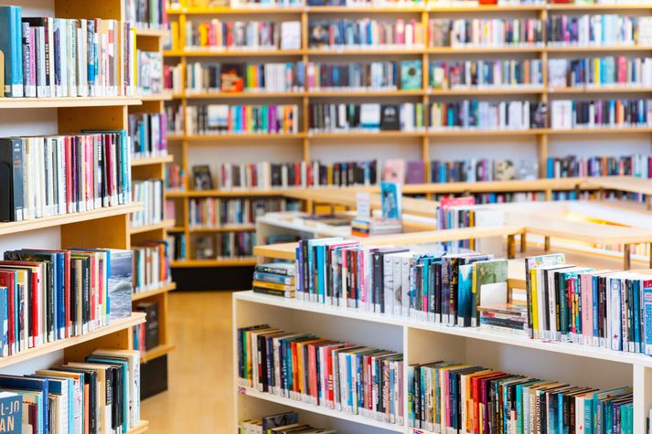 Rúmur helmingur sem svarar könnuninni notar ekki þjónustu bókasafna. Um 29 prósent segist taka bækur á bókasafni. 