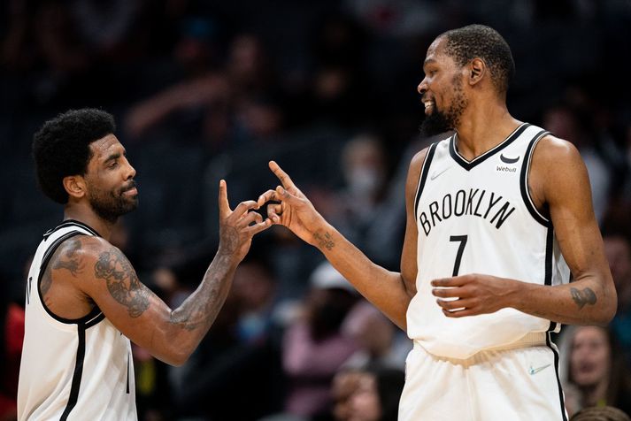 Kyrie Irving og Kevin Durant verða í sviðsljósinu með Brooklyn Nets í kvöld en margir eru spenntir að sjá hvað þeir geta gert saman með liðinu sem þeir ætluðu hvorugur að spila með.