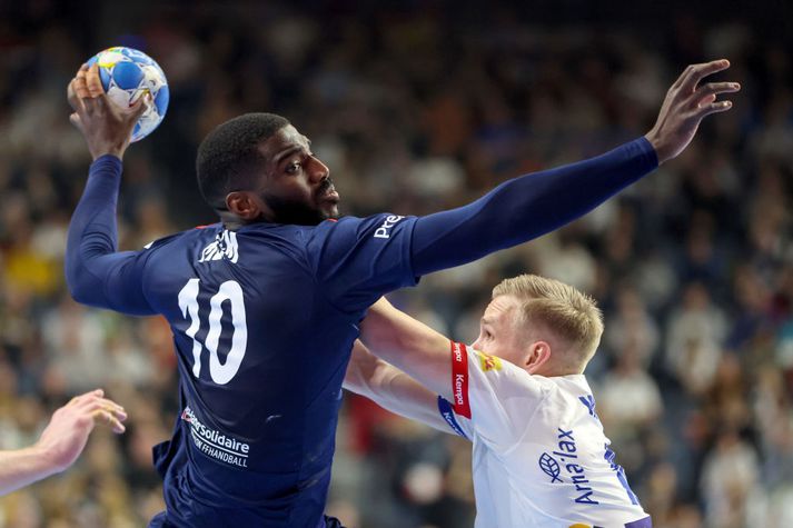 Dika Mem og félagar munu eflaust bjóða upp á alvöru próf fyrir strákana okkar í síðasta leik fyrir EM.