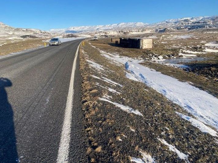 Vörubifreiðin valt á hægri hliðina vegna vindhviðu.