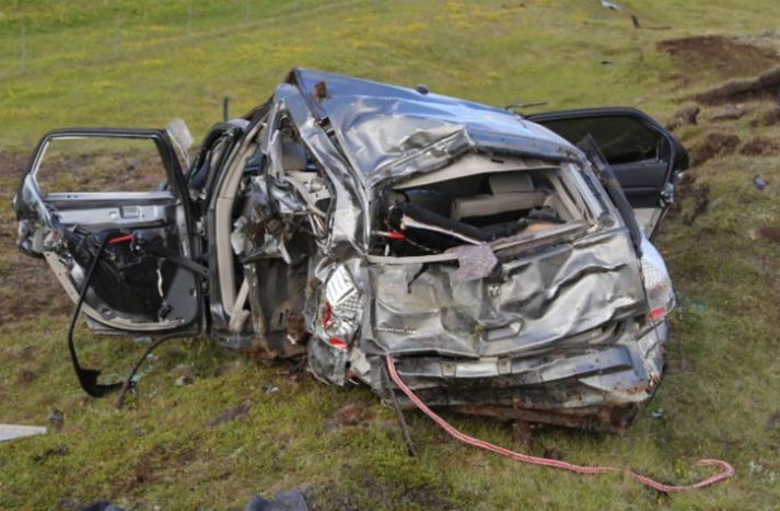 Eins og sjá má urðu miklar skemmdir á ökutækinu við bílveltuna. Bíllinn hafnaði 176 metrum frá staðnum þar sem hann fór út af veginum.