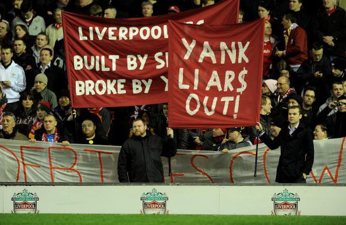 Stuðningsmenn Liverpool láta óánægju sína í ljós með eigendur félagsins. Fyrir aftan borðann er annar borði sem á stendur: "Liverpool FC: Built by Shanks - Destroyed by Yanks.