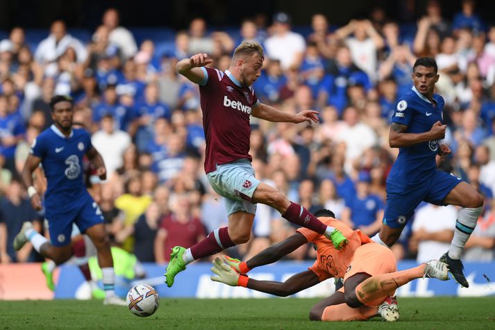 Jarrod Bowen var talinn hafa brotið á Edouard Mendy, markverði Chelsea, og því fékk mark Maxwels Cornet fyrir West Ham United ekki að standa.