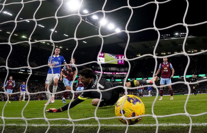 Michael Keane horfir á eftir boltanum í netið en hann skoraði seinna mark Everton í leiknum í kvöld.
