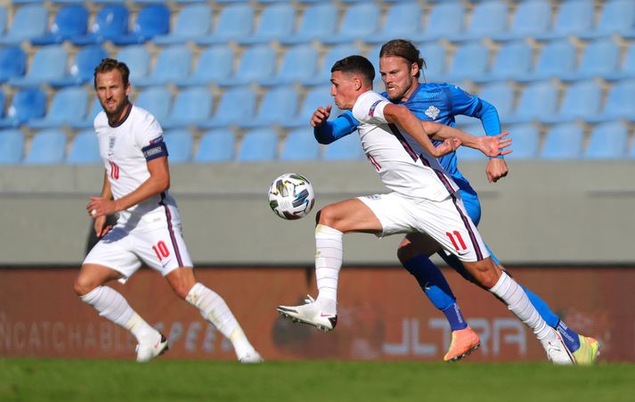 Phil Foden og Birkir Bjarnason í baráttunni á Laugardalsvelli á laugardag.