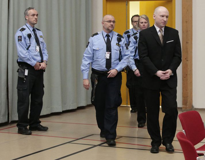 Breivik leiddur inn í salinn í gærmorgun. Hann heilsaði stuttu síðar með nasistakveðju.