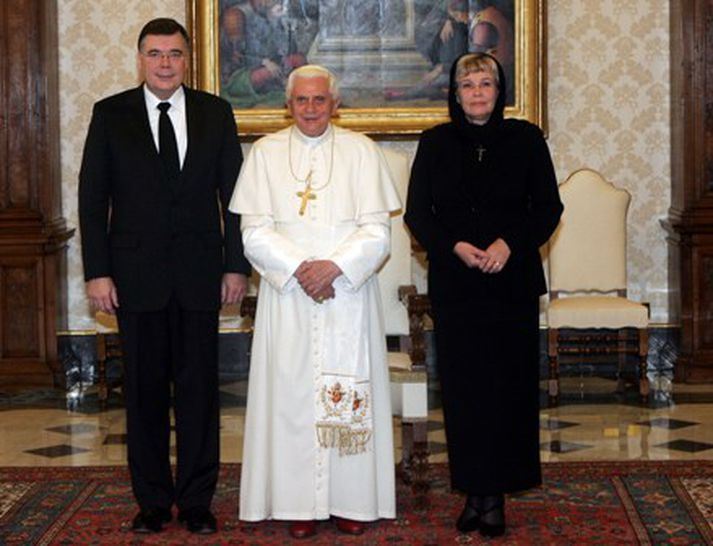 Geir H. Haarde og kona hans, Inga Jóna Þórðardóttir, með Benedikt páfa í Vatíkaninu í morgun.