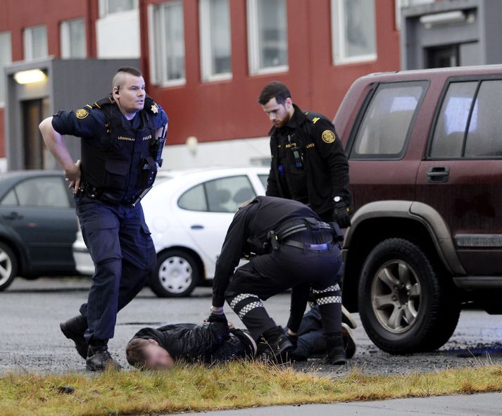 Ljósmyndara Fréttablaðsins bar að garði þegar lögreglan handtók bílstjóra bifreiðar sem reyndi að flýja af vettvangi grunaður um frelsissviptingu í Fellsmúla um tvö leytið í gærdag. Um kvöldmatarleytið í gær var lögregla enn að leita að pari, búsettu í íbúðinni, þar sem frelsissviptingin á að hafa átt sér stað. Þolandinn slapp án alvarlegra áverka.
