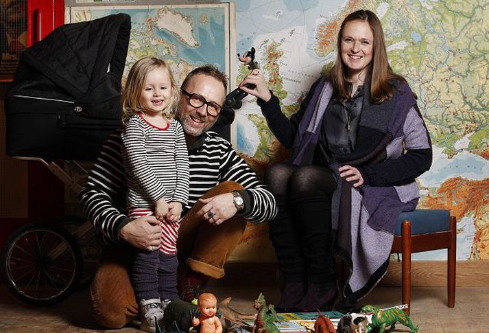 Fjölskyldumaður Friðrik með konunum í sínu lífi, eiginkonunni Tine og hinni þriggja ára gömlu Irmu. Yrsa, sem er þriggja mánaða, hvílir sig í vagninum inni á nýja staðnum hans pabba síns við Austurstræti sem verður opnaður 5. mars. Fréttablaðið/Stefán
