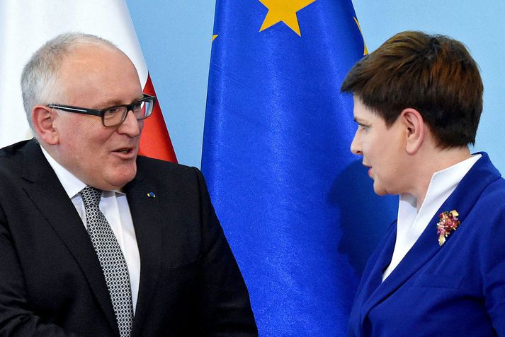 Frans Timmermans, aðstoðarforseti framkvæmdastjórnar ESB, og Beata Szydlo, forsætisráðherra Póllands, á fundi í Brussel í byrjun síðustu viku. Pólverjar segja athugasemdir ESB vera alvarleg afskipti af sjálfstæði landsins.