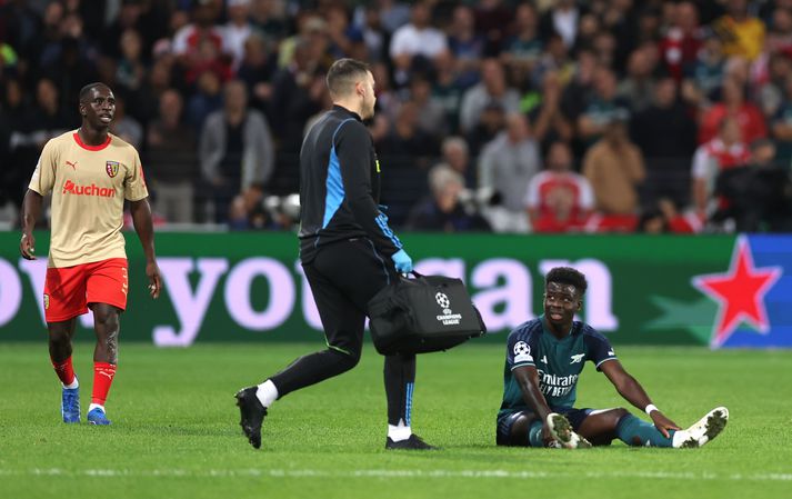 Bukayo Saka þurfti að fara af velli vegna meiðsla í fyrri hálfleik gegn Lens í Meistaradeild Evrópu fyrr í vikunni.