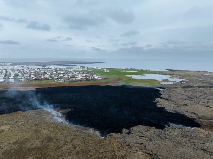Hér sést hvað hraunið átti stutt eftir út í sjó vestan Grindavíkur og hvernig varnargarðurinn varði bæinn.