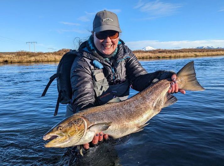 Helga Gísladóttir með væna hrygnu úr Ytri Rangá í haust