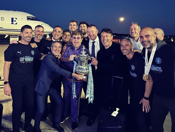 Þjálfarateymi Manchester City með Elton John.