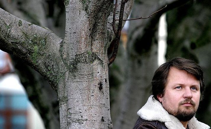 Tom Egeland aflaði sér efniviðar í bókina Verðir sáttmálans á Íslandi, en þar er presti drekkt í Snorralaug og minnir persónan óneitanlega mjög á Geir Waage, sóknarprest í Reykholti sem sést hér til vinstri. Af og frá er að telja þetta kaldar kveðjur frá norska rithöfundinum sem naut leiðsagnar hans um Reykholt.