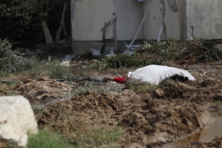 Þegar hermenn fóru inn í Kfar Aza lágu lík á víð og dreif. Liðsmenn Hamas höfðu myrt börn, konur og menn, yfir hundrað manns að því er talið er.