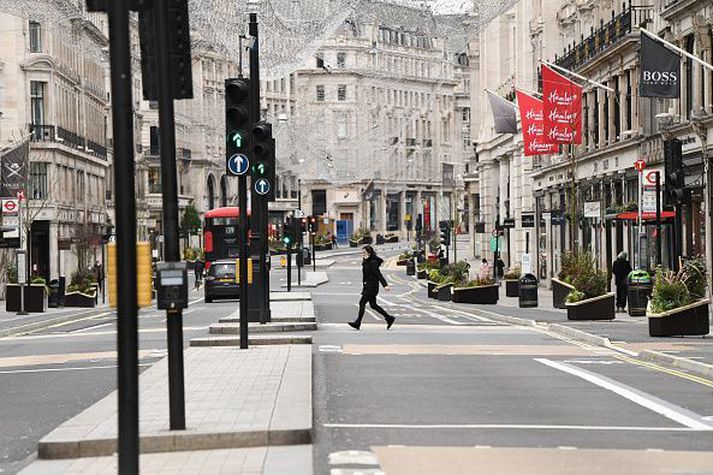 Fáir voru á ferli við Regent Street í dag eftir að reglurnar tóku gildi. Iðulega væri fjöldi fólks á ferli vegna útsala.