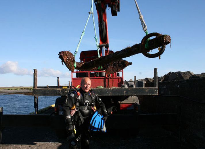 Tómas Knútsson kafari hjá akkerinu. Mynd/ Smári/245.is