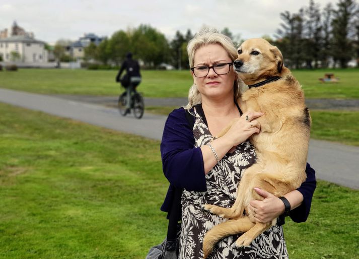 Rakel Linda Kristjánsdóttir formaður Félags ábyrgra hundaeigenda með tíkina Emmu.