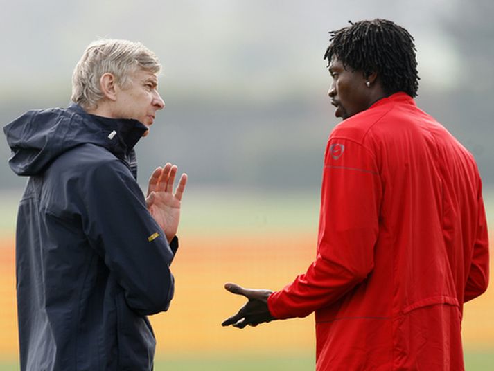 Emmanuel Adebayor og Arsene Wenger ræða málin.