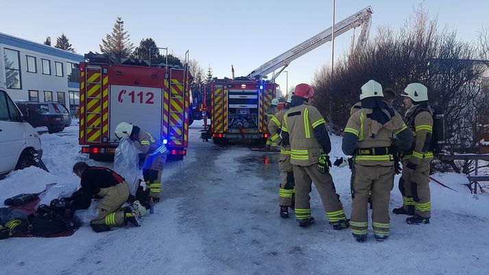 Frá vettvangi við Holtagerði í dag.