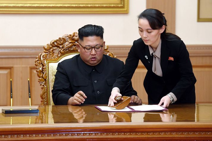 Kim Jong Un og Kim Yo Jong í september 2018. Þá hafði hann hitt Moon Jae-in, forseta Suður-Kóreu, og eru þau að skrifa undir yfirlýsingu í kjölfar fundarins.