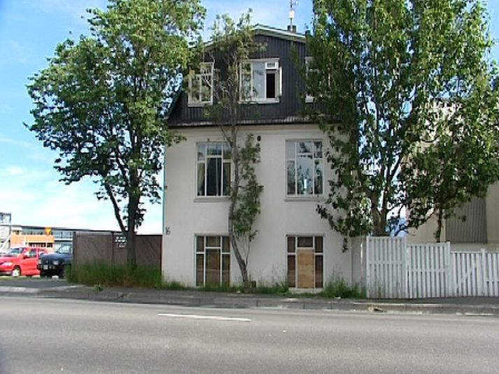 Tilkynnt var um eldinn skömmu fyrir klukkan níu í morgun. Fjórir íbúar voru í húsinu.