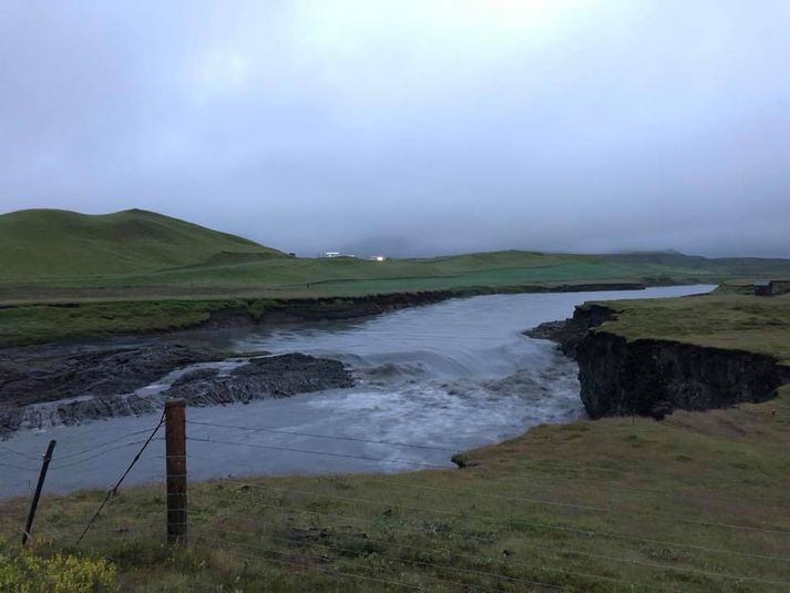 Mynd sem fréttamaður Stöðvar 2 tók af Eldvatni nú í kvöld. Áin var dökk en enga brennisteinslykt var að finna.