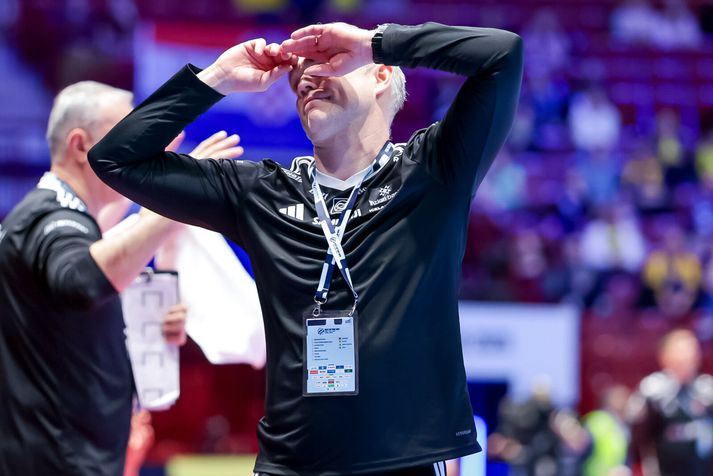 Snorri Steinn landsliðsþjálfari átti oft erfitt með sig er hans menn gerðu hver mistökin á fætur öðrum.