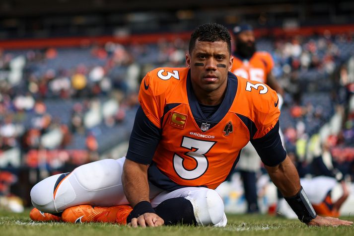 Russell Wilson hitar upp fyrir leik með Denver Broncos.