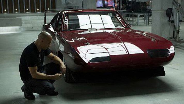 Vin Diesel við hlið Charger bílsins