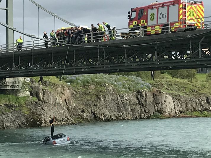 Maðurinn komst sjálfur út úr bílnum og upp á þak hans. Þar setti hann sig í björgunarlínu og beið þess að verða bjargað á bát.