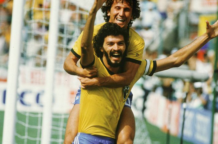 Socrates fagnar hér marki með Zico.