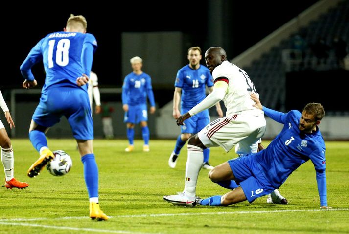 Hólmar Örn Eyjólfsson í baráttunni við Romelu Lukaku á Laugardalsvelli í kvöld.