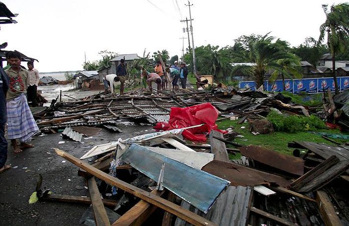Fellibylurinn eyðilagði heimili þúsunda þegar hann gekk á land.