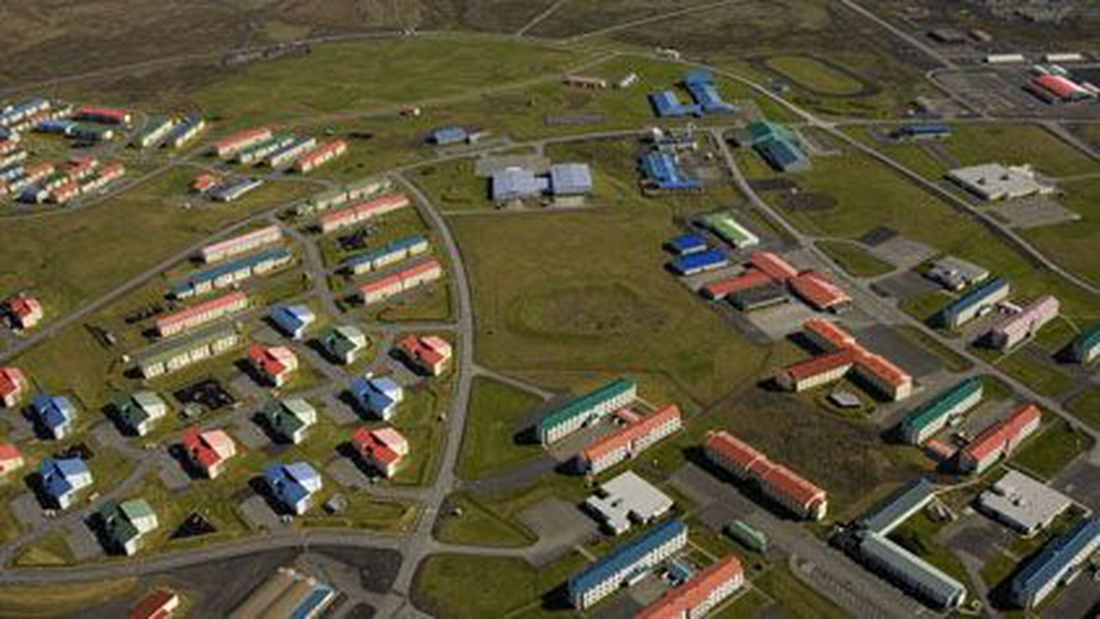 Nær­liggjandi hús rýmt þegar eldur kom upp á Ásbrú í morgun