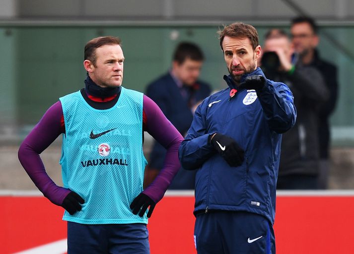 Southgate gæti tekið fyrirliðabandið af Rooney.