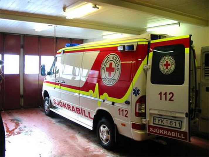 Tveir sjúkraflutningamenn á Ísafirði reyndu að hjálpa manni sem þakkaði fyrir sig með því að ráðast á þá.