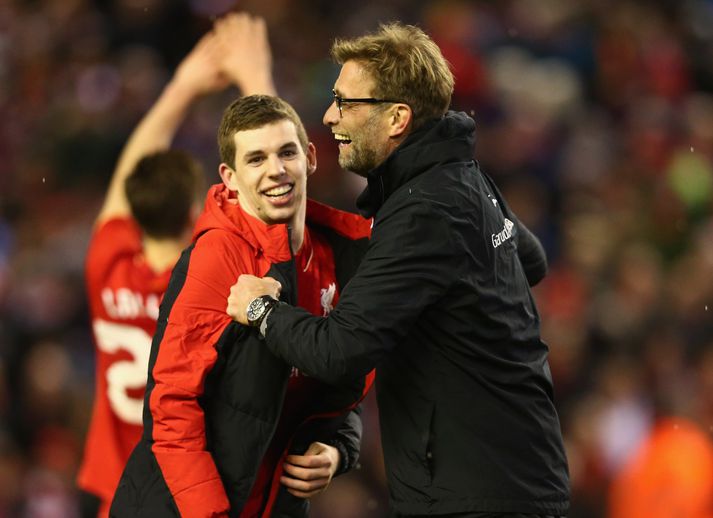 Jürgen Klopp og Jon Flanagan á betri stundu.