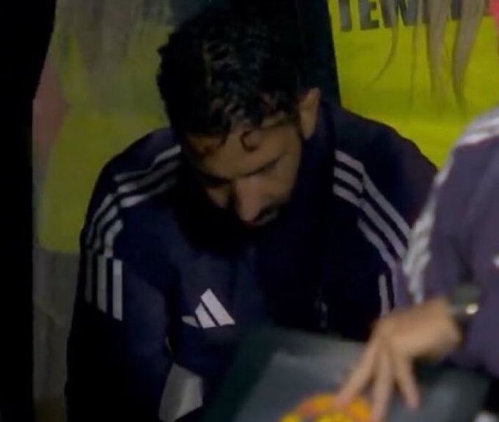 Ruben Amorim horfði í gaupnir sér á meðan vítaspyrnukeppnin í viðureign Grimsby Town og Manchester United fór fram.