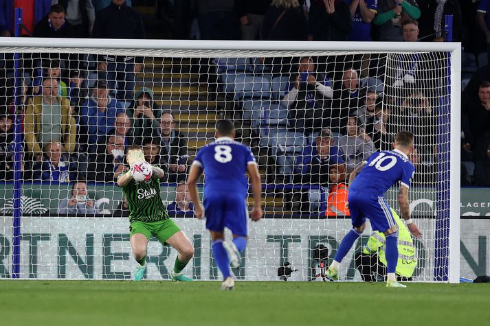 Jordan Pickford varði víti frá James Maddison.