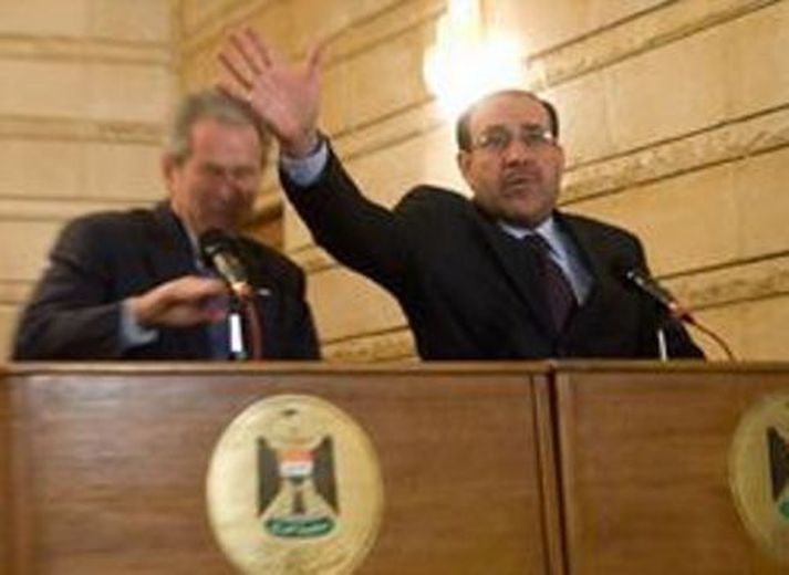 Forsætisráðherra Íraks, Nuri al-Maliki, gerði tilraun til að verja skot blaðamannsins sem þeytti skóm sínum að Bush. MYND/AFP