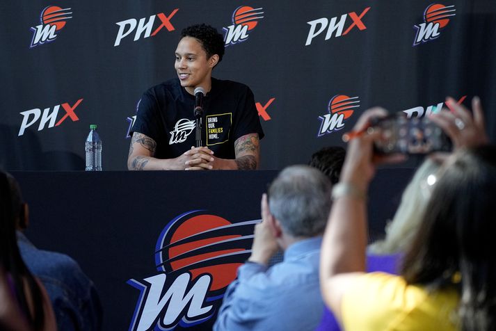 Brittney Griner ræðir við fjölmiðlamenn í gær en hún sýndi miklar tilfinningar á fundinum.