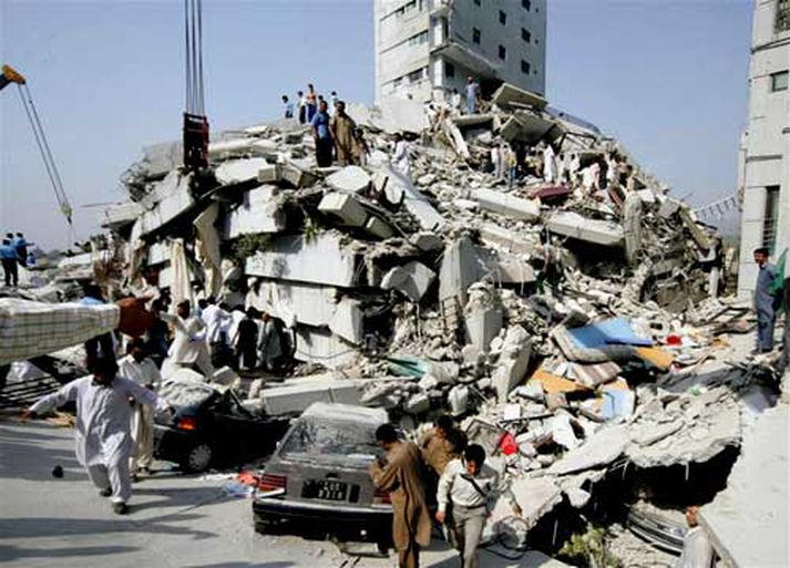 Skjálftinn var 7,7 stig og reið yfir afar strjálbýlt svæði í Balokistan í suðvesturhluta Pakistans.