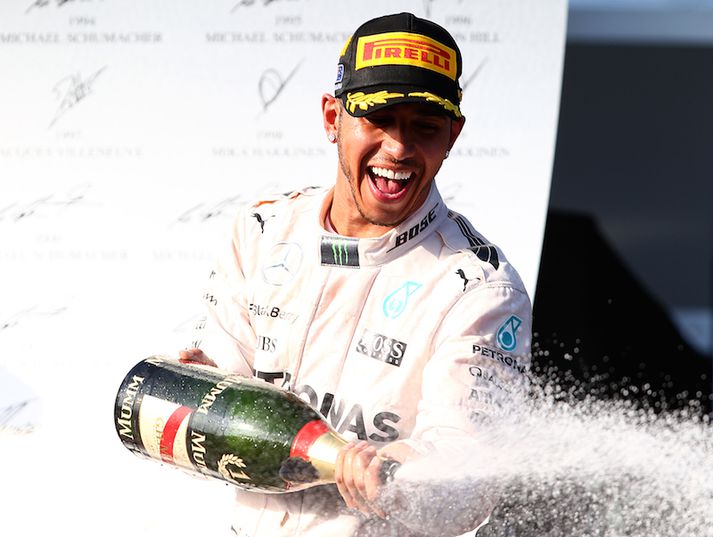 Lewis Hamilton fagnaði 25 stigum á verðlaunapallinum með kampavíns frussi.