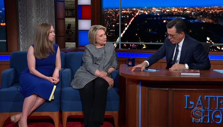 Hillary og Chelsea Clinton ásamt Stephen Colbert.