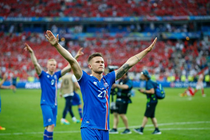 Arnór Ingvi Traustason í stuði eftir leik á Stade de France í gær.