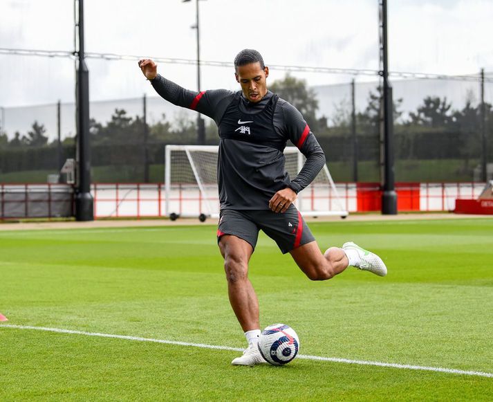 Virgil van Dijk á æfingu á AXA æfingasvæði Liverpool.