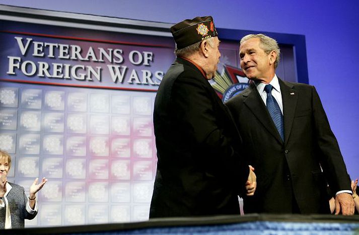 Bush tekur í höndina á Gary Kurpius, yfirmanni samtaka fyrrverandi hermanna.