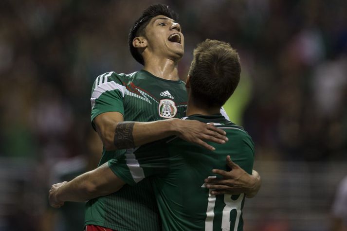 Alan Pulido fagnar einu marka sinna.